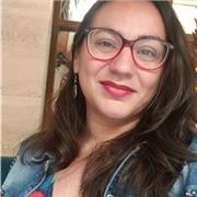 Profesora de inglés imparte clases a niños de primaria e infantil